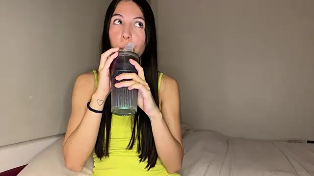 heyitsmia online show from December 4, 12:53 am