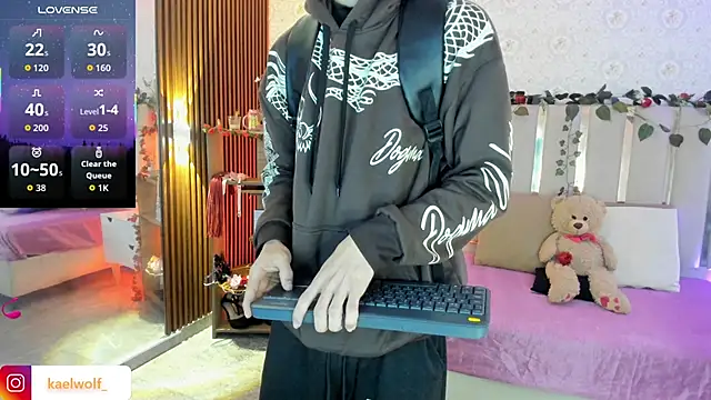 kaelwolf tay online show from February 7, 7:11 pm