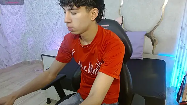 Snapshot of kaelwolf_tay chatting on November 23, 12:37 pm kaelwolf tay online show from November 23, 12:37 pm