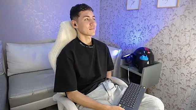 Snapshot of LoganFoster_ chatting on December 15, 11:31 pm LoganFoster online show from December 15, 11:31 pm