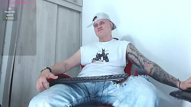 Snapshot of leon_cumming chatting on December 2, 11:50 pm leon cumming online show from December 2, 11:50 pm