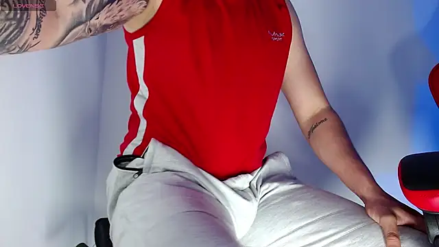 Snapshot of leon_cumming chatting on November 25, 10:43 pm leon cumming online show from November 25, 10:43 pm