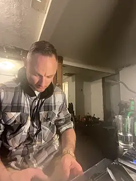 famous1tad online show from April 12, 10:18 am