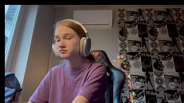 Snapshot of helgicuteness chatting on December 15, 6:41 am helgicuteness online show from December 15, 6:41 am