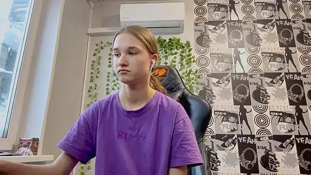 helgicuteness online show from January 9, 9:05 am