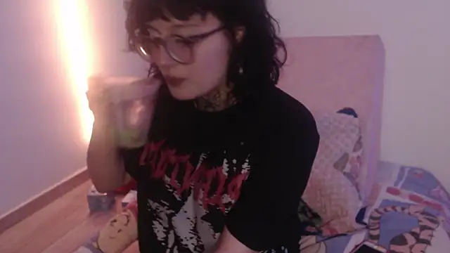 Snapshot of LittleStar666 chatting on December 18, 12:05 am LittleStar666 online show from December 18, 12:05 am