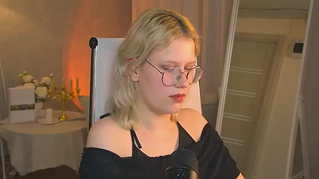 AgataLuuna online show from December 3, 2:49 pm