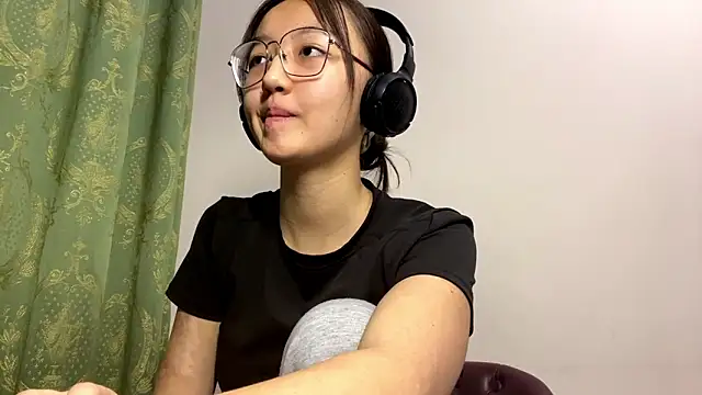 Snapshot of LinaClous chatting on December 14, 1:28 pm LinaClous online show from December 14, 1:28 pm