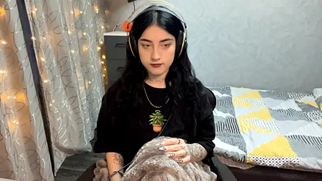 Meowluly online show from December 3, 9:25 pm