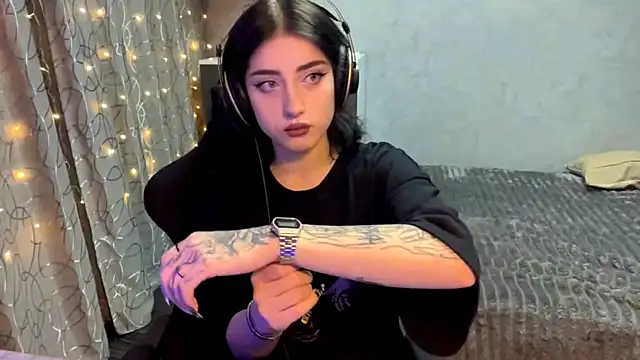 Meowluly online show from November 30, 9:26 pm