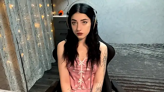 Meowluly online show from December 4, 9:47 pm