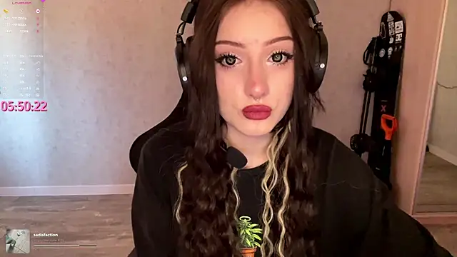 Meowluly online show from April 22, 9:21 pm