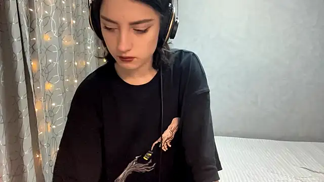 Meowluly online show from December 1, 9:26 pm