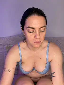 laraslittlesecrett online show from February 12, 10:04 am