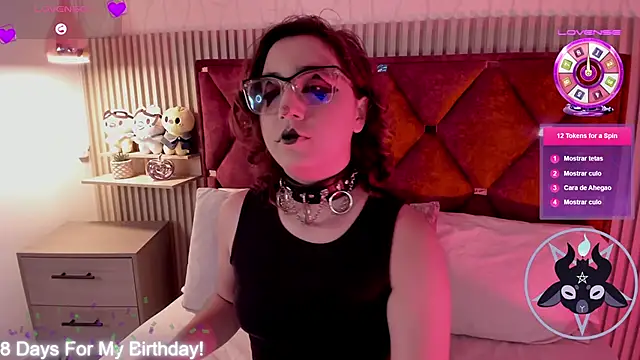 Kiri Velvet online show from May 5, 7:50 pm