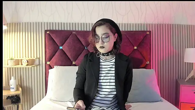 Kiri Velvet online show from April 13, 8:02 pm