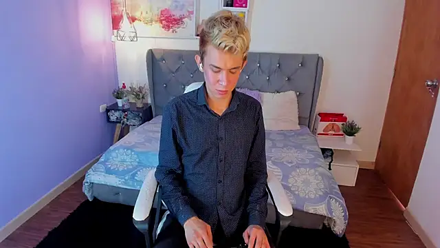 Juaan Diick online show from December 17, 2:44 pm