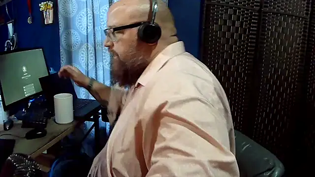 Snapshot of BigBearforCuddles chatting on May 4, 10:34 pm BigBearforCuddles online show from May 4, 10:34 pm