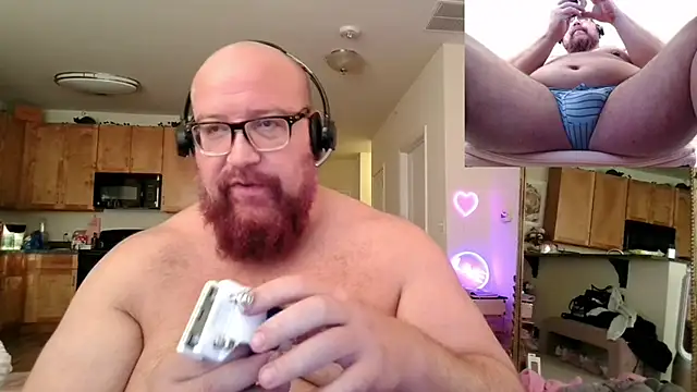 Snapshot of BigBearforCuddles chatting on April 23, 11:17 pm BigBearforCuddles online show from April 23, 11:17 pm