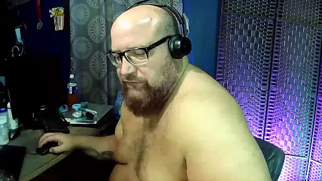 Snapshot of BigBearforCuddles chatting on April 28, 1:48 am BigBearforCuddles online show from April 28, 1:48 am