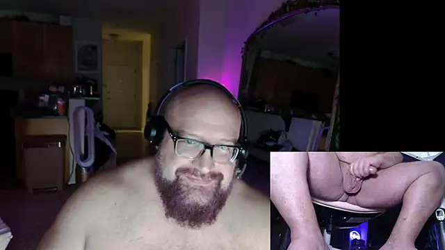 Snapshot of BigBearforCuddles chatting on April 21, 3:02 am BigBearforCuddles online show from April 21, 3:02 am