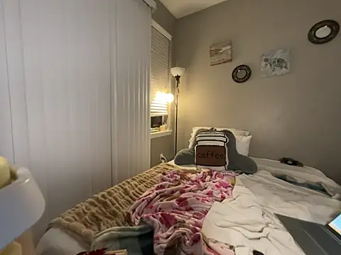 renesmaelily222 online show from February 25, 4:12 am