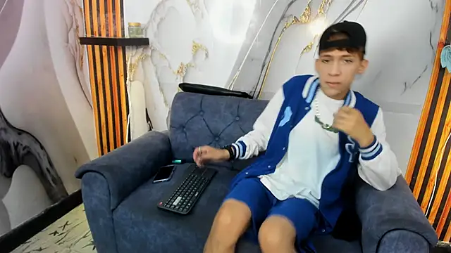 Alex LatinBoy18 online show from November 25, 8:31 pm