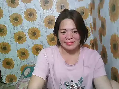 Snapshot of Smilinglovely chatting on January 6, 1:04 pm Smilinglovely online show from January 6, 1:04 pm