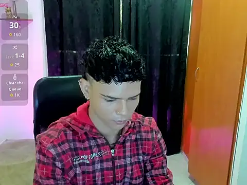 Snapshot of secret_justin7 chatting on December 14, 12:33 pm secret justin7 online show from December 14, 12:33 pm