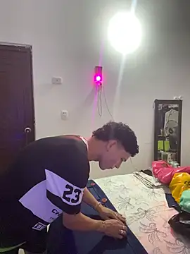 Snapshot of secret_justin7 chatting on December 17, 3:11 am secret justin7 online show from December 17, 3:11 am