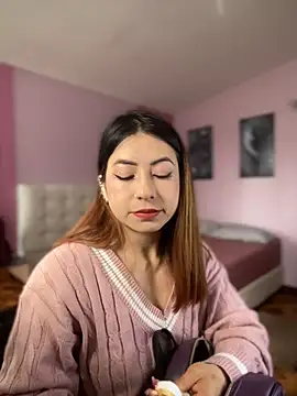 MaddieHunter online show from December 18, 1:26 pm