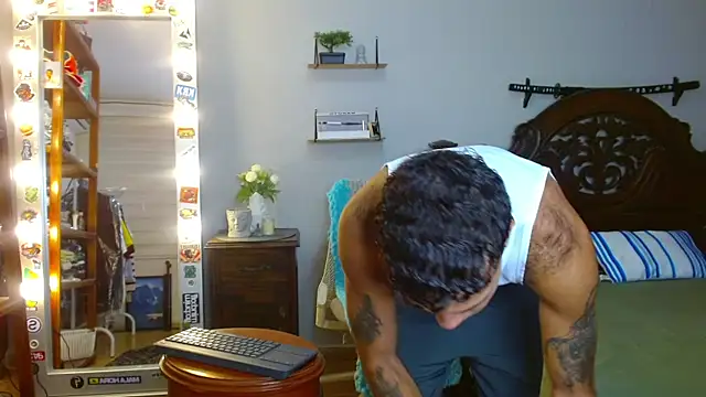 Snapshot of oceanboy_vibe chatting on November 27, 1:17 am oceanboy vibe online show from November 27, 1:17 am