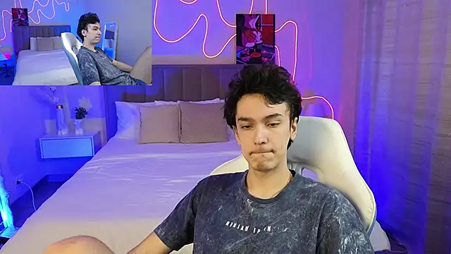 MoonlinSkinn online show from February 14, 1:06 am