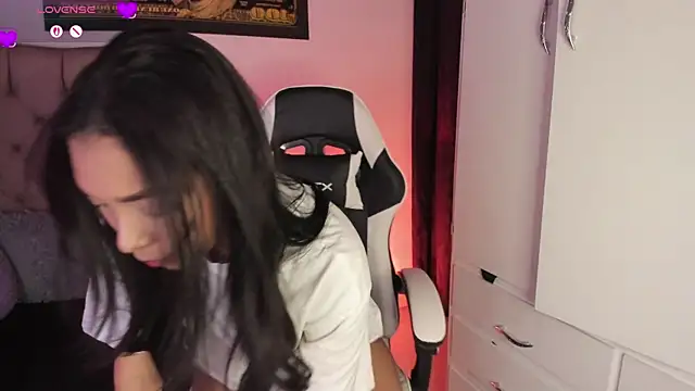 Snapshot of KarolRojas_22 chatting on June 24, 8:50 pm KarolRojas 22 online show from June 24, 8:50 pm