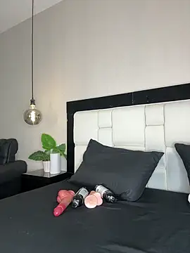 Celeste Valencia  online show from April 10, 4:30 am