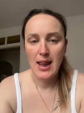 Snapshot of TomilaSi chatting on July 11, 5:02 pm TomilaSi online show from July 11, 5:02 pm