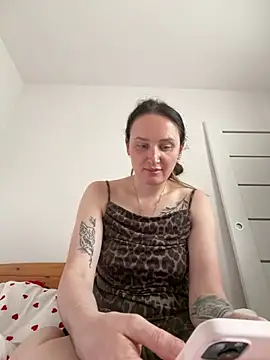 Snapshot of TomilaSi chatting on July 10, 10:04 am TomilaSi online show from July 10, 10:04 am