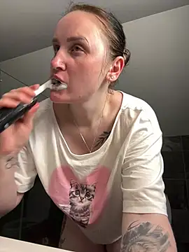 Snapshot of TomilaSi chatting on June 24, 8:28 pm TomilaSi online show from June 24, 8:28 pm