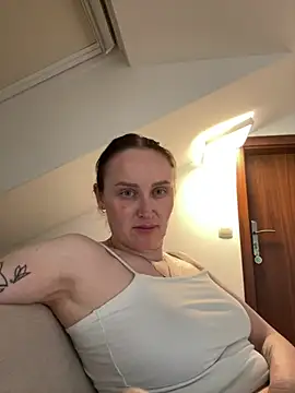 Snapshot of TomilaSi chatting on June 15, 1:55 pm TomilaSi online show from June 15, 1:55 pm