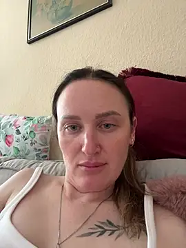 Snapshot of TomilaSi chatting on July 12, 1:45 pm TomilaSi online show from July 12, 1:45 pm