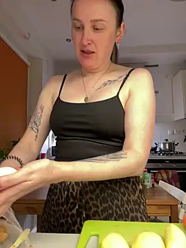 TomilaSi online show from April 9, 9:21 pm