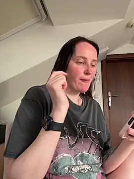 Snapshot of TomilaSi chatting on June 3, 5:17 pm TomilaSi online show from June 3, 5:17 pm