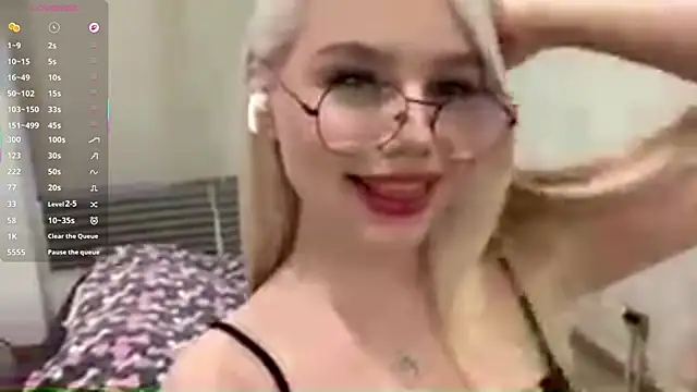 Snapshot of MistikMinx chatting on November 26, 1:44 pm MistikMinx online show from November 26, 1:44 pm