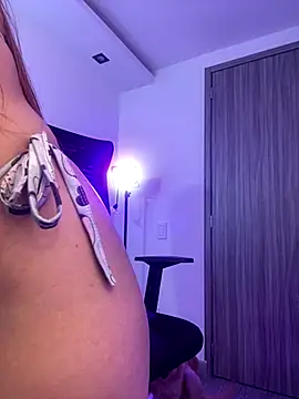 Snapshot of Im_Luu chatting on December 1, 4:57 am Im Luu online show from December 1, 4:57 am