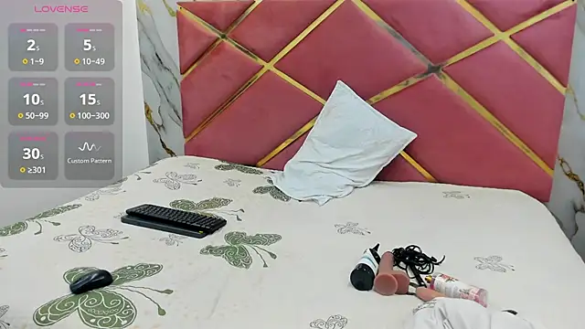 VALERIAQUEENTS   online show from January 14, 12:20 pm