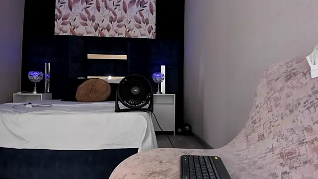MelissaGill  online show from July 24, 3:52 pm