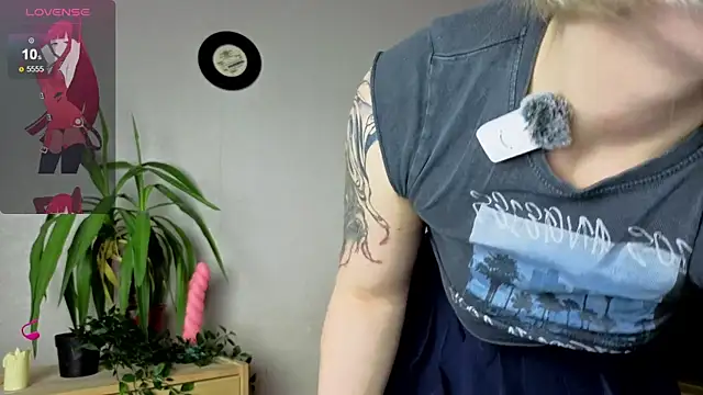 Snapshot of Me1inMonro chatting on November 28, 5:29 am Me1inMonro online show from November 28, 5:29 am