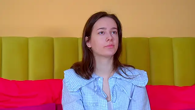 Snapshot of LilyLanes chatting on December 1, 6:47 am LilyLanes online show from December 1, 6:47 am