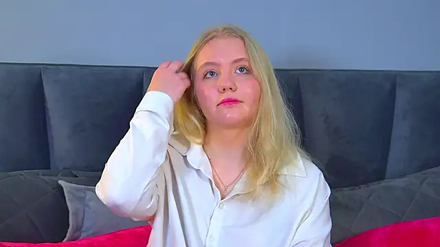 Snapshot of EmilyEvanse chatting on December 1, 6:36 am EmilyEvanse online show from December 1, 6:36 am