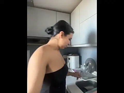 SaraAndrade  online show from January 7, 1:05 pm